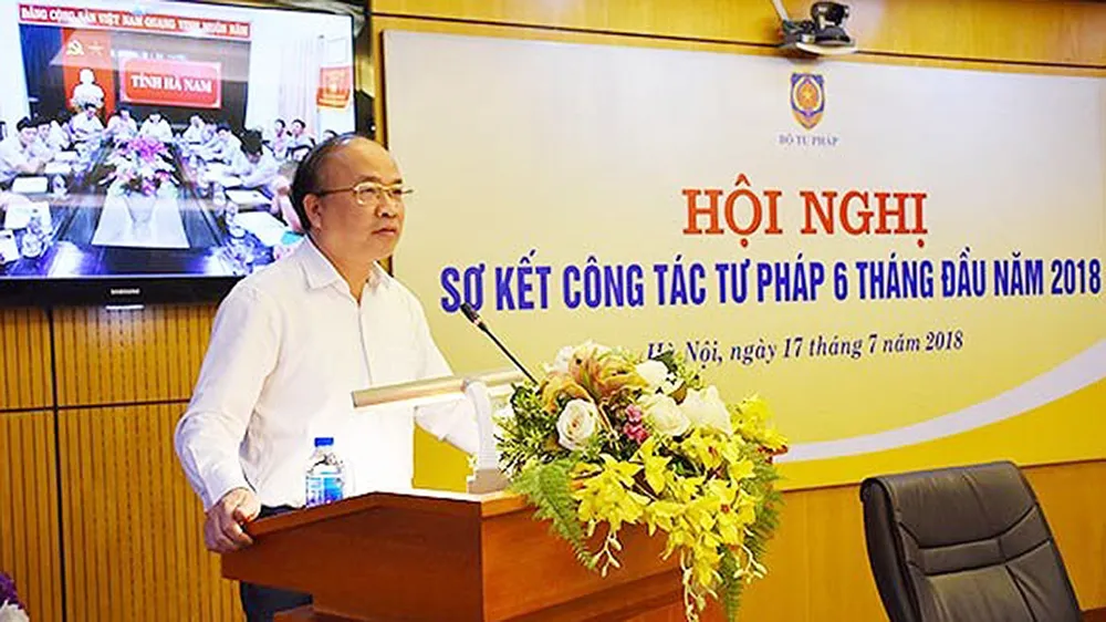 Thứ trưởng Bộ Tư pháp Phan Chí Hiếu báo cáo tại hội nghị 