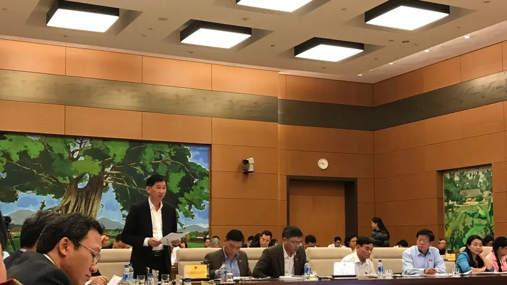 Phó Chủ tịch UBND TPHCM Trần Vĩnh Tuyến phát biểu tại phiên giải trình 