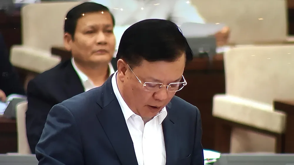 Bộ trưởng Bộ Tài chính Đinh Tiến Dũng trình bày báo cáo tại phiên họp 