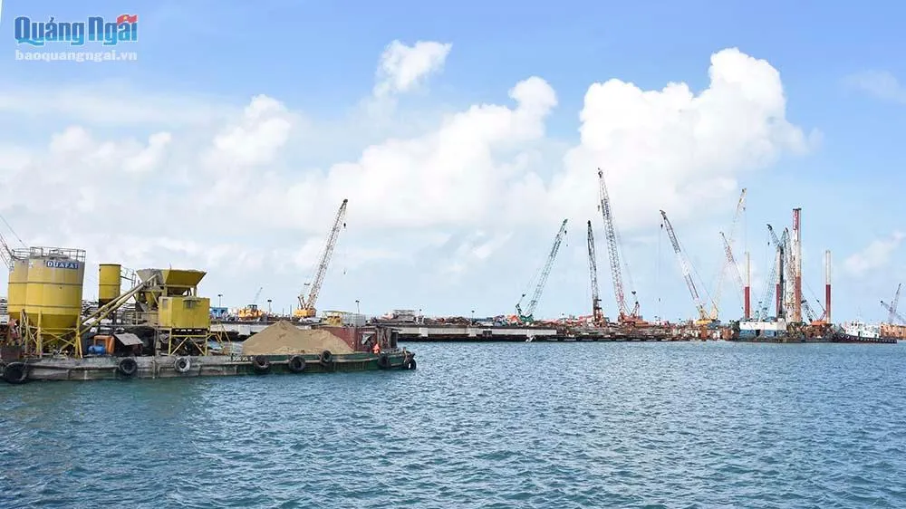 Siêu dự án nhà máy thép Hòa Phát Dung Quất - Quảng Ngãi cũng phát sinh lượng vật chất rất lớn phải nhận chìm. Ảnh: Báo Quảng Ngãi 