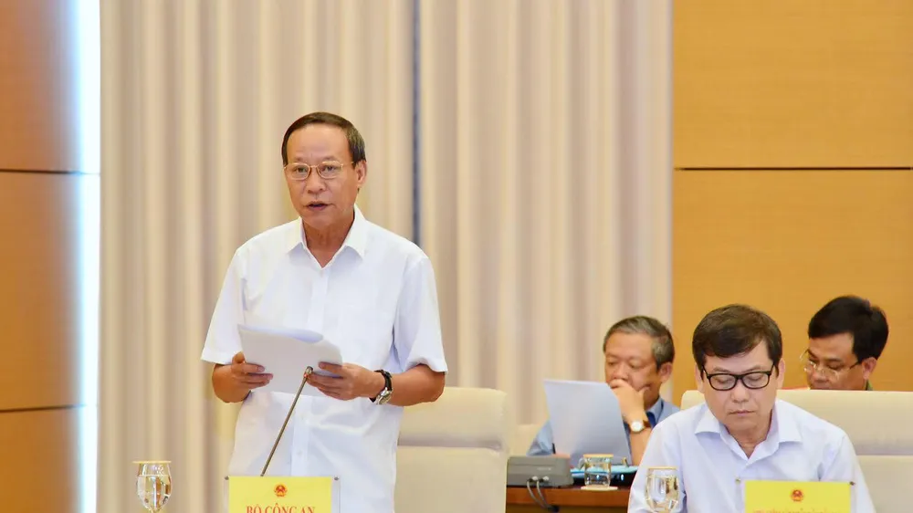Thứ trưởng Bộ Công an, Thượng tướng Lê Quý Vương trình bày Báo cáo tại phiên họp toàn thể của Uỷ ban Tư pháp