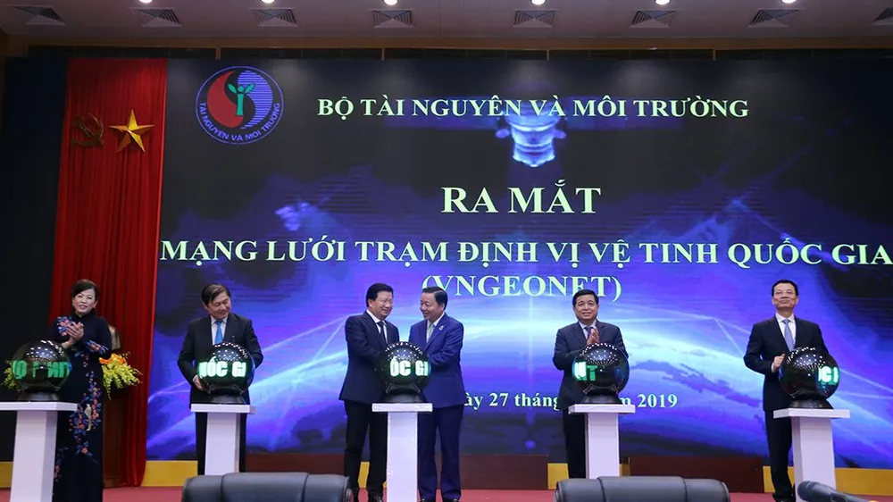Phó Thủ tướng Trịnh Đình Dũng cùng các đại biểu nhấn nút khai trương mạng lưới trạm định vị vệ tinh quốc gia