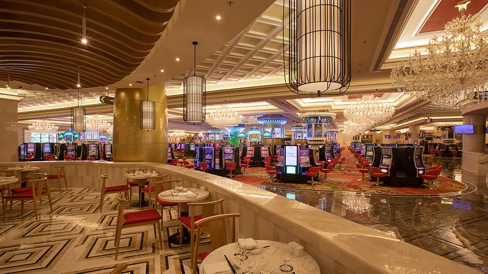 Quang cảnh bên trong casino Corona (Phú Quốc), 1 trong 43 khách sạn lớn nhỏ và các khu nghỉ dưỡng được phép kinh doanh dịch vụ này