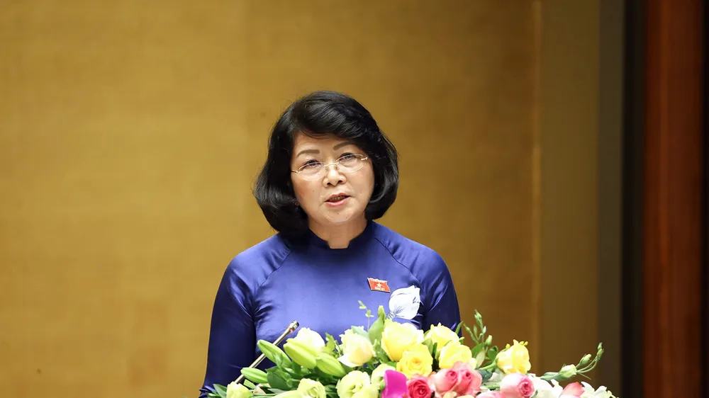 Phó Chủ tịch nước Đặng Thị Ngọc Thịnh trình bày Tờ trình của Chủ tịch nước tại phiên họp 