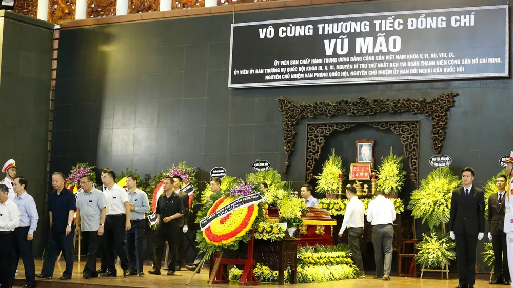 Các đoàn đại biểu kính viếng đồng chí Vũ Mão. Ảnh: VIẾT CHUNG