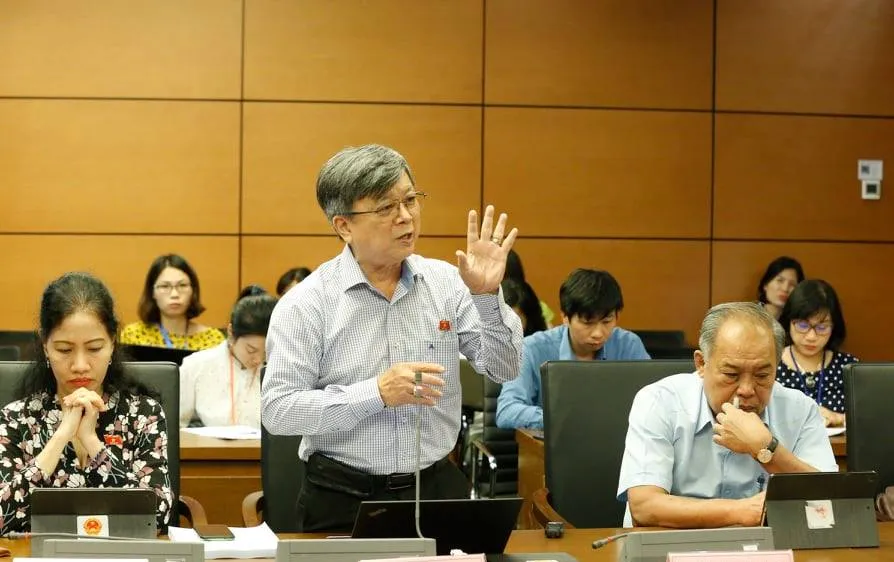 ĐB Trương Trọng Nghĩa (TPHCM) phát biểu tại phiên họp tổ ĐBQH sáng 11-6. Ảnh: VIẾT CHUNG