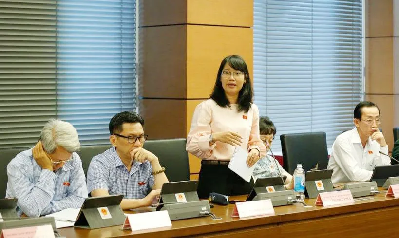 ĐB Trần Thị Diệu Thúy (TPHCM) cho rằng, xét từ góc độ doanh nghiệp càng có nhiều lao động càng phải đối diện với thách thức lớn hơn khi phải chịu trách nhiệm đảm bảo an sinh xã hội cho người lao động