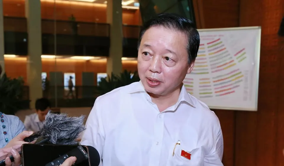 Bộ trưởng Bộ Tài nguyên và Môi trường Trần Hồng Hà trả lời phỏng vấn bên lề phiên họp Quốc hội sáng 12-6-2020
