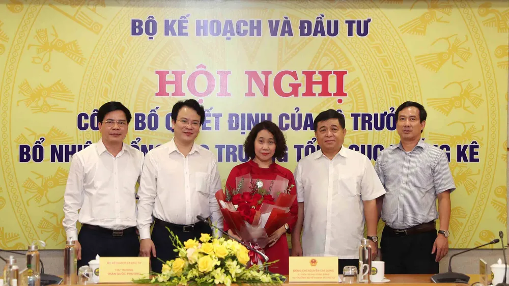 Bộ trưởng Bộ Kế hoạch và Đầu tư Nguyễn Chí Dũng, Thứ trưởng Trần Quốc Phương và lãnh đạo Tổng cục Thống kê chúc mừng tân Tổng cục trưởng Nguyễn Thị Hương