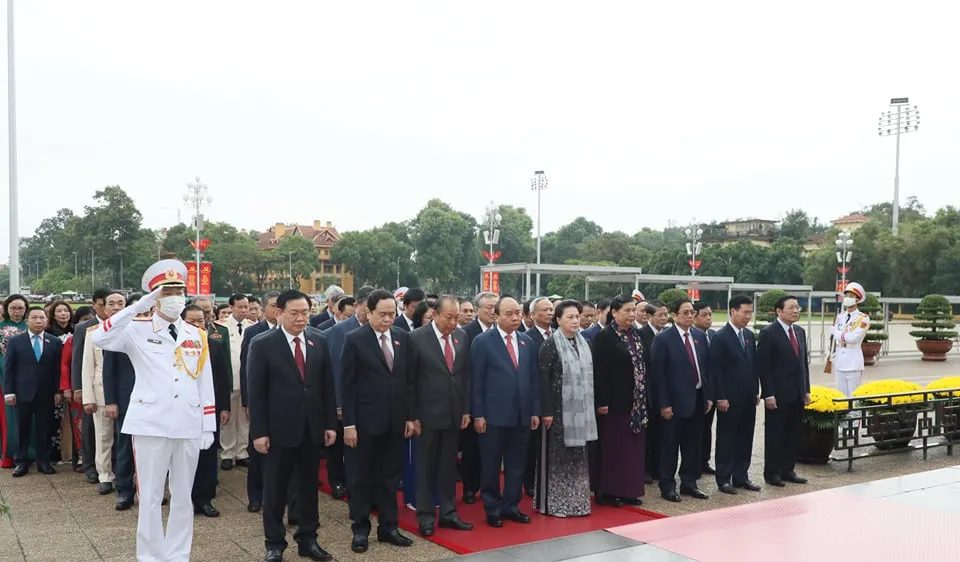 Trước phiên khai mạc, các đồng chí lãnh đạo Đảng, Nhà nước, các đại biểu Quốc hội kính cẩn nghiêng mình, bày tỏ lòng thành kính trước anh linh Chủ tịch Hồ Chí Minh. Ảnh: QUANG PHÚC