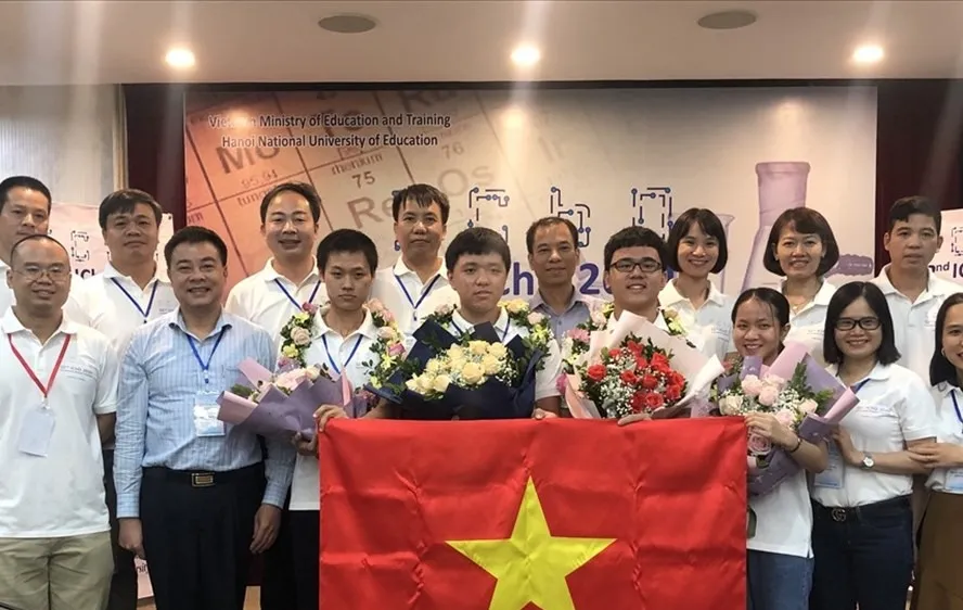 HS, SV, HV đoạt giải quốc gia, quốc tế được tặng thêm Huân chương Lao động hoặc Bằng khen tùy theo thành tích 