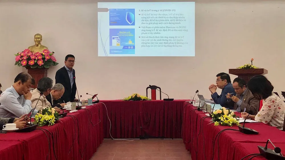 ThS. Nguyễn Anh Dương, Trưởng Ban Nghiên cứu tổng hợp (CIEM) trình bày kết quả nghiên cứu tại hội thảo 