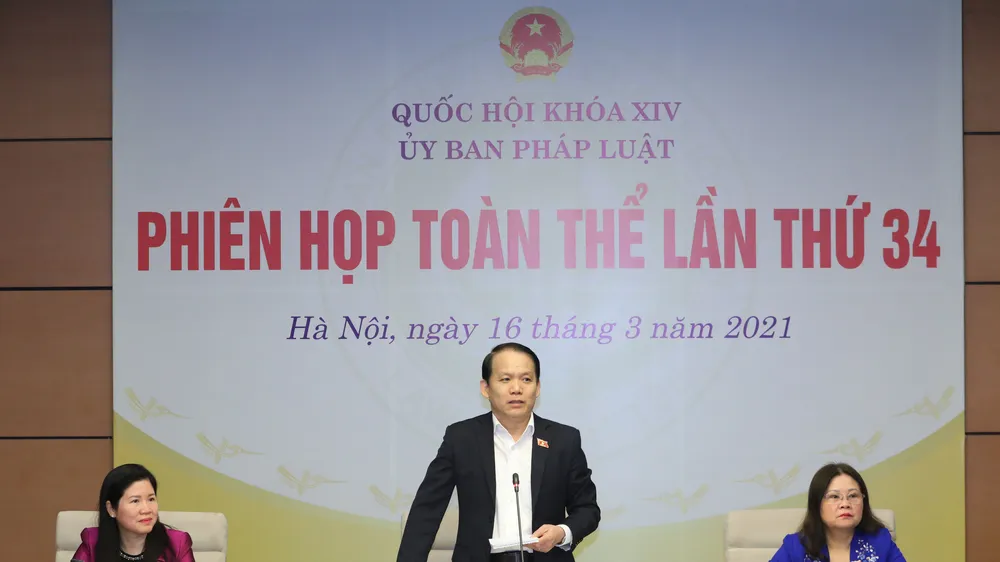 Chủ nhiệm Ủy ban Pháp luật Hoàng Thanh Tùng điều hành phiên họp