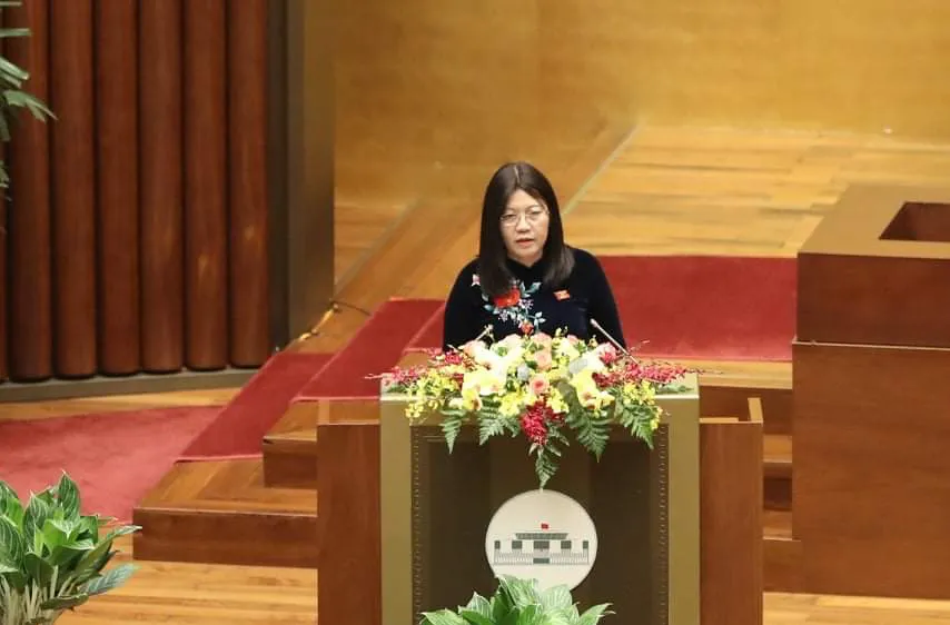 Chủ nhiệm Ủy ban Tư pháp Lê Thị Nga trình bày Báo cáo thẩm tra báo cáo tổng kết nhiệm kỳ của Chánh án Toàn án Nhân dân tối cao, Viện trưởng Viện Kiểm sát Nhân dân tối cao. Ảnh: QUANG PHÚC 
