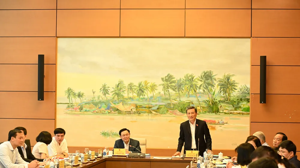 Chủ nhiệm Ủy ban Khoa học, Công nghệ và Môi trường Lê Quang Huy báo cáo với Chủ tịch Quốc hội 