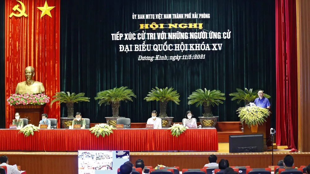 Chủ tịch Quốc hội Vương Đình Huệ khẳng định, cần phải khắc phục tình trạng lạm dụng về công nghệ cao, tuyến dưới chuyển lên tuyến trên, dẫn đến hổng tuyến y tế cơ sở
