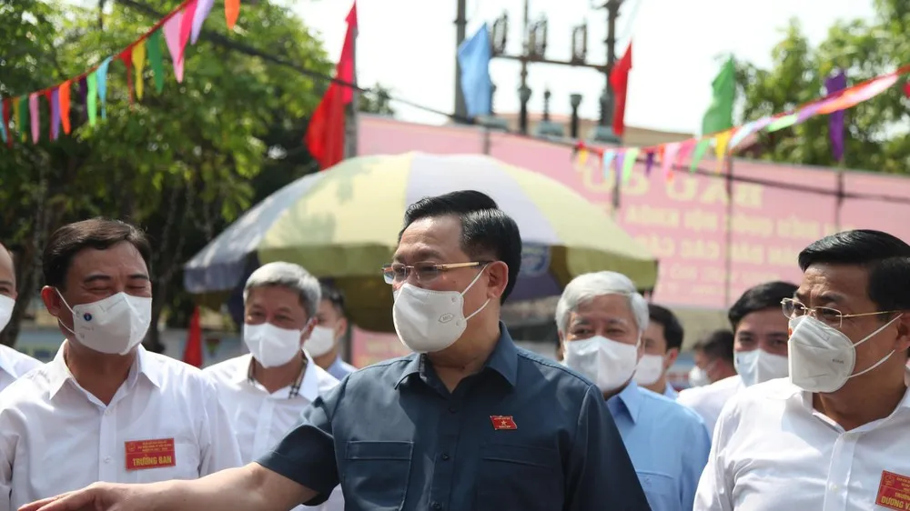 Chủ tịch Quốc hội Vương Đình Huệ kiểm tra điểm bầu cử tại phường Trần Nguyên Hãn, thành phố Bắc Giang. Ảnh: TIỀN PHONG
