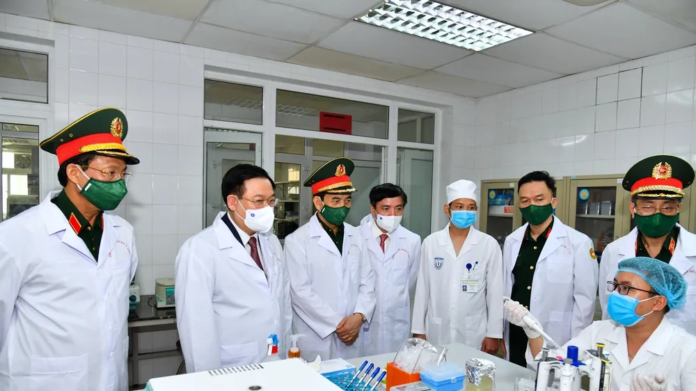 Chủ tịch Quốc hội Vương Đình Huệ trực tiếp kiểm tra công tác nghiên cứu, thử nghiệm lâm sàng tại Học viện Quân y. Ảnh: VIẾT CHUNG 