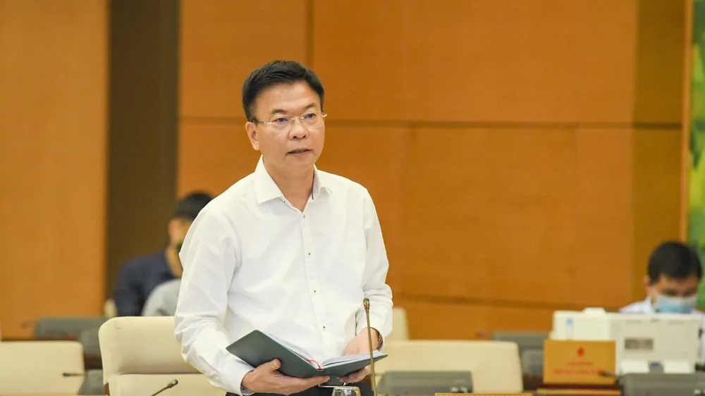 Bộ trưởng Bộ Tư pháp Lê Thành Long báo cáo tại phiên họp