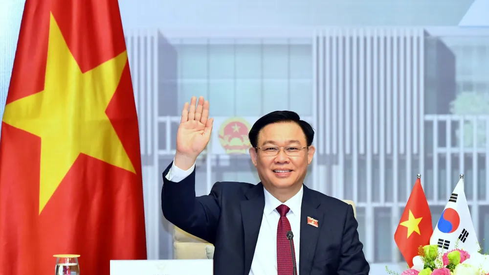 Chủ tịch Quốc hội Vương Đình Huệ tại cuộc hội đàm trực tuyến với Chủ tịch Quốc hội Hàn Quốc Park Byeong Seug. Ảnh: VIẾT CHUNG 