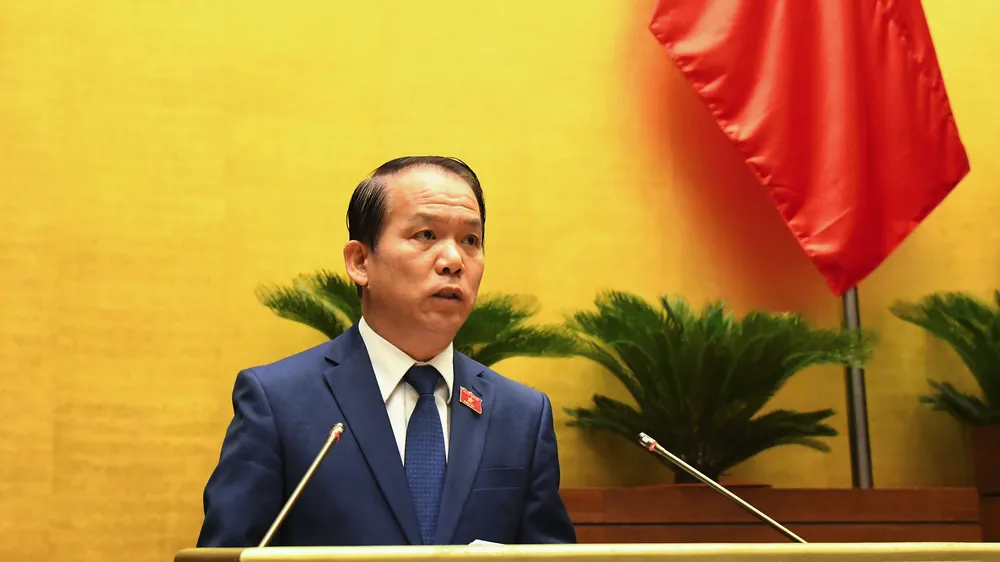 Chủ nhiệm Ủy ban Pháp luật của Quốc hội Hoàng Thanh Tùng trình bày Tờ trình về dự kiến Chương trình xây dựng luật, pháp lệnh năm 2022, điều chỉnh Chương trình xây dựng luật, pháp lệnh năm 2021. Ảnh: QUANG PHÚC 
