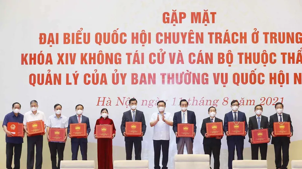  Chủ tịch Quốc hội Vương Đình Huệ trao Nghị quyết và quà tặng cho các đại biểu Quốc hội chuyên trách ở Trung ương Khóa XIV không tái cử và cán bộ thuộc thẩm quyền quản lý của Ủy ban Thường vụ Quốc hội