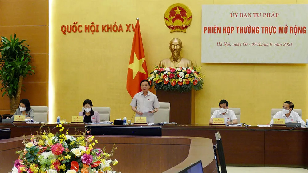 Phó Chủ tịch Quốc hội Nguyễn Khắc Định phát biểu tại phiên họp