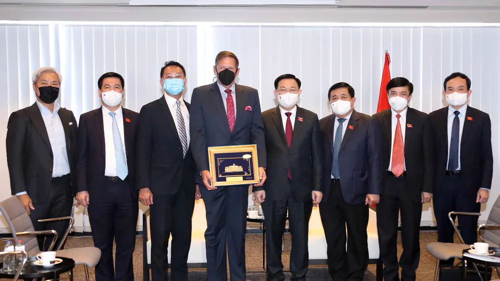 Chủ tịch Quốc hội Vương Đình Huệ tiếp đại diện Tập đoàn Exonmobil - ông Perer Lavoy, Giám đốc cấp cao khu vực Châu Á- Thái Bình Dương. Ảnh: DOÃN TẤN 