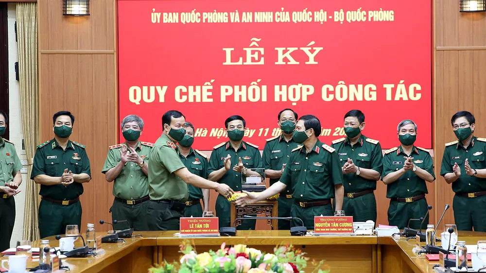 Lãnh đạo Ủy ban Quốc phòng và An ninh cùng Bộ Quốc phòng ký Quy chế phối hợp công tác ​ ​