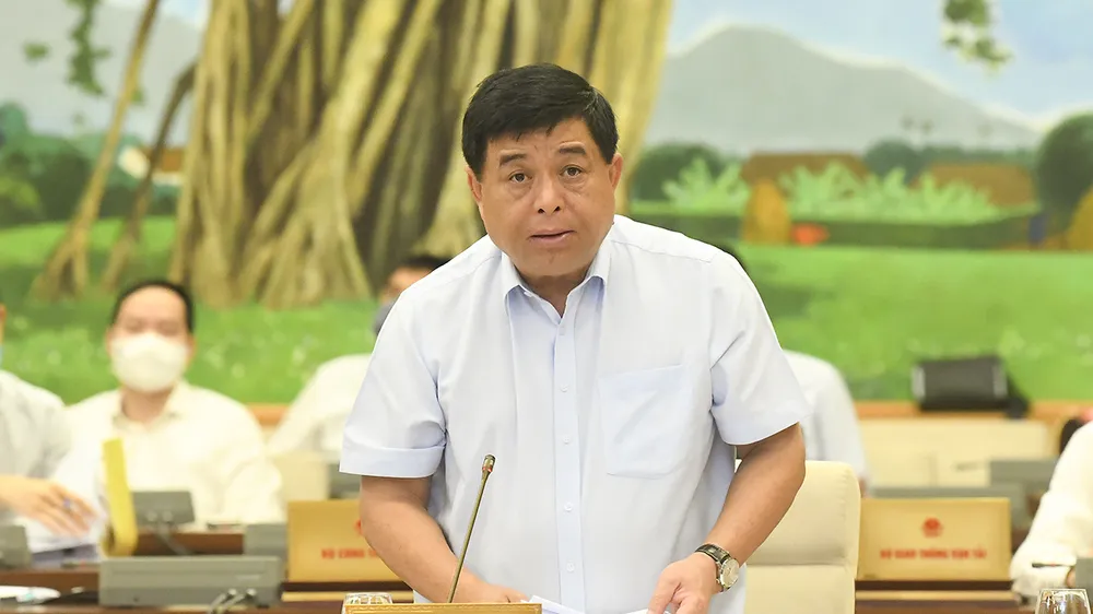 Bộ trưởng Bộ KH-ĐT Nguyễn Chí Dũng trình bày báo cáo tại phiên họp