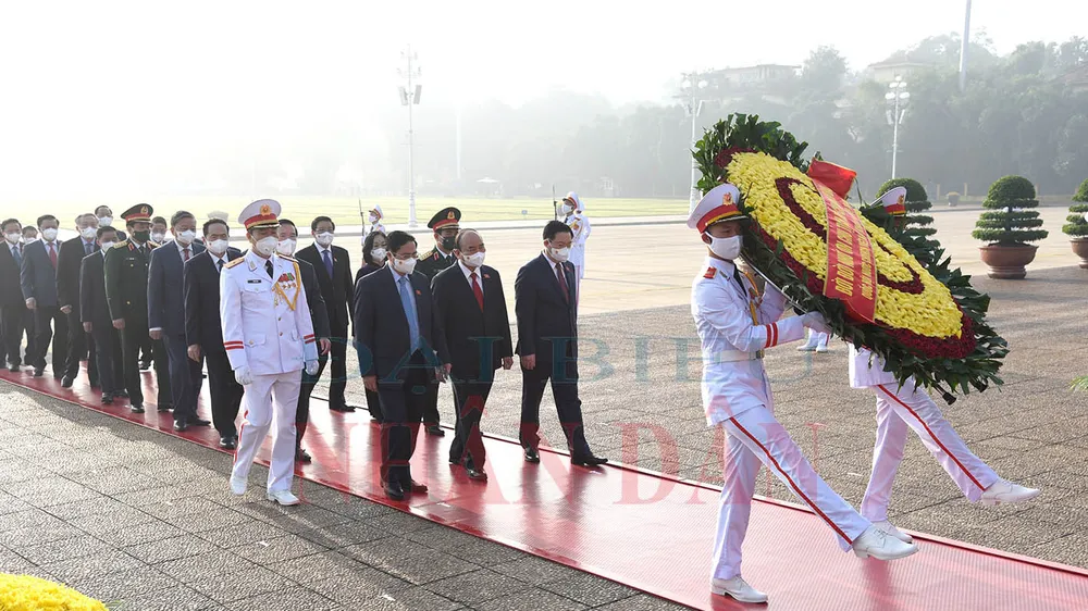 Lãnh đạo Đảng, Nhà nước và các đại biểu Quốc hội vào Lăng viếng Chủ tịch Hồ Chí Minh 