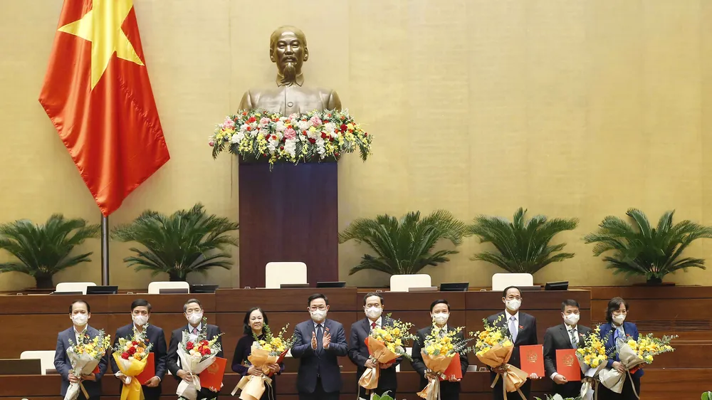 Chủ tịch Quốc hội Vương Đình Huệ trao quyết định cho các Nhóm Nghị sĩ hữu nghị Việt Nam với các nước