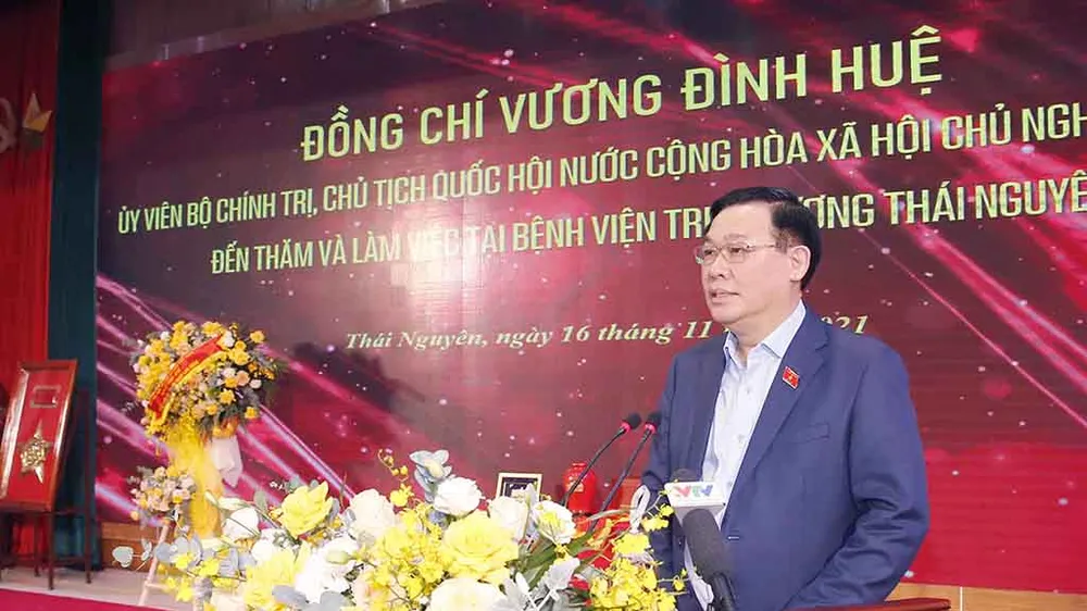 Chủ tịch Quốc hội Vương Đình Huệ phát biểu với tập thể cán bộ, nhân viên Bệnh viện Trung ương Thái Nguyên