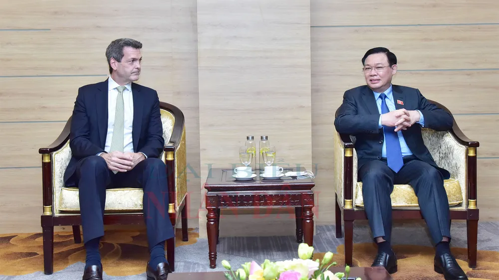 Chủ tịch Quốc hội Vương Đình Huệ và Giám đốc Ngân hàng Phát triển châu Á (ADB) tại Việt Nam Andrew Jeffries tại buổi tiếp. Ảnh: Báo ĐBND