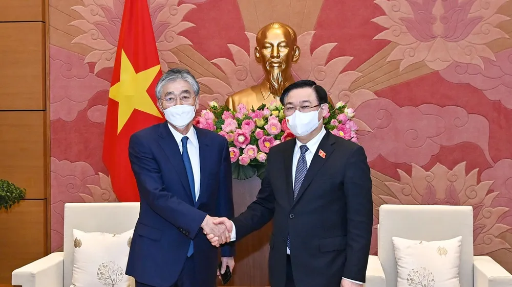 Chủ tịch Quốc hội Vương Đình Huệ tiếp Chủ tịch kiêm Giám đốc đại diện Tập đoàn Erex Honna Hitoshi tại Nhà Quốc hội. Ảnh: VIẾT CHUNG 