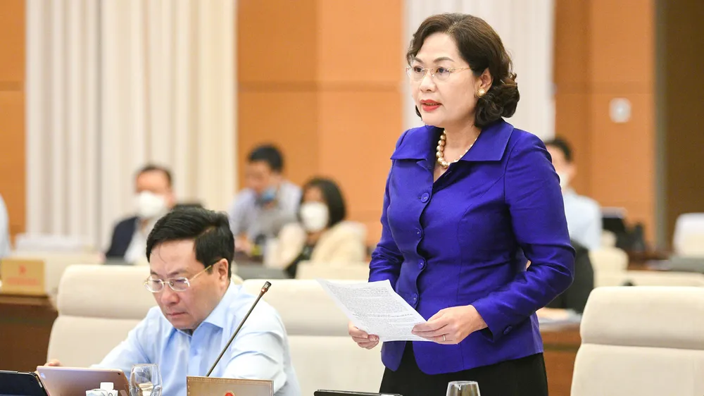 Thống đốc Ngân hàng Nhà nước Nguyễn Thị Hồng báo cáo tại phiên họp của Ủy ban Thường vụ Quốc hội về thí điểm xử lý nợ xấu của các tổ chức tín dụng
