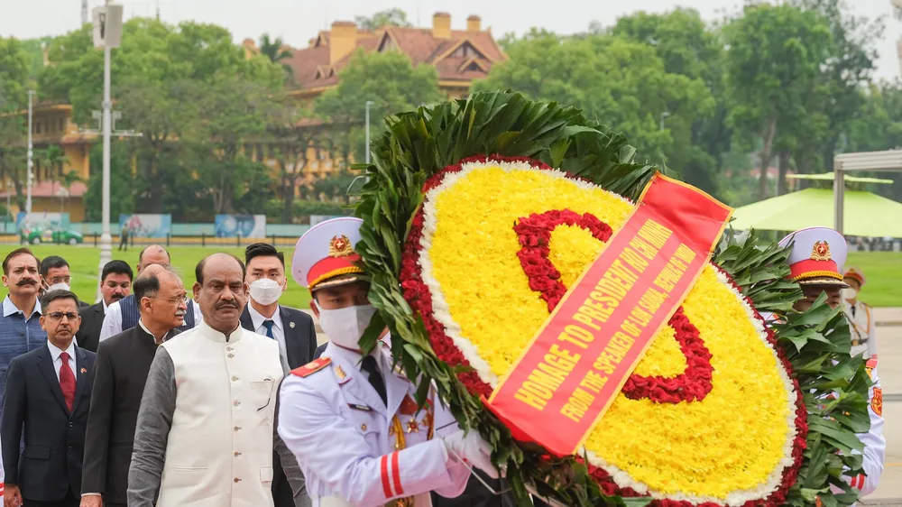 Chủ tịch Hạ viện Ấn Độ Om Birla cùng Đoàn đại biểu Nghị viện Cộng hòa Ấn Độ tại Lăng Chủ tịch Hồ Chí Minh