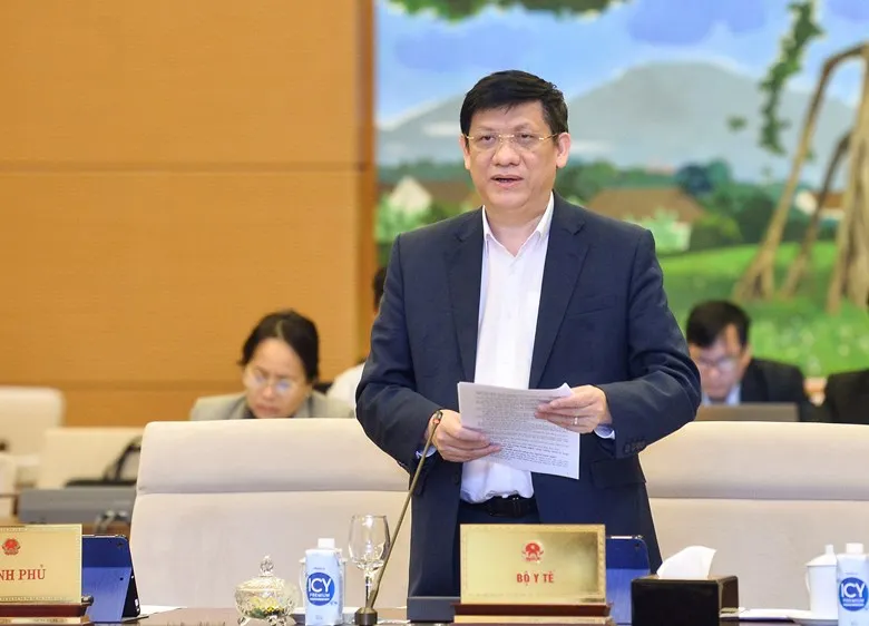 Bộ trưởng Bộ Y tế Nguyễn Thanh Long trình dự án Luật tại phiên họp