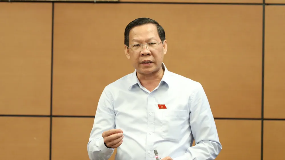 Trưởng đoàn ĐBQH TPHCM, Chủ tịch UBND TPHCM Phan Văn Mãi phát biểu tại phiên họp tổ ĐBQH sáng 25-5. Ảnh: QUANG PHÚC