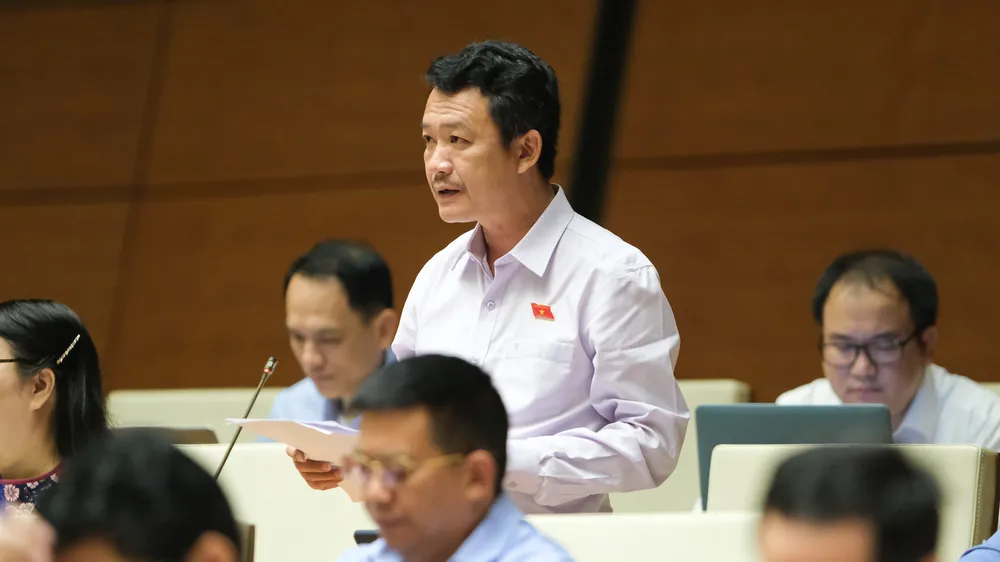 ĐB Trần Quang Minh (Quảng Bình) phát biểu tại phiên họp 