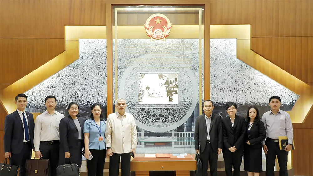 Phó Chủ tịch Quốc hội Lào Sommad Pholsena với các đại biểu tại Phòng Truyền thống, Nhà Quốc hội 