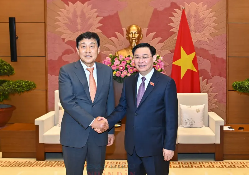 Chủ tịch Quốc hội Vương Đình Huệ đón tiếp Chủ tịch Ủy ban Chiến lược toàn cầu Tập đoàn Tài chính Hana Hàn Quốc Kim Jung Tai. Ảnh: VIẾT CHUNG 