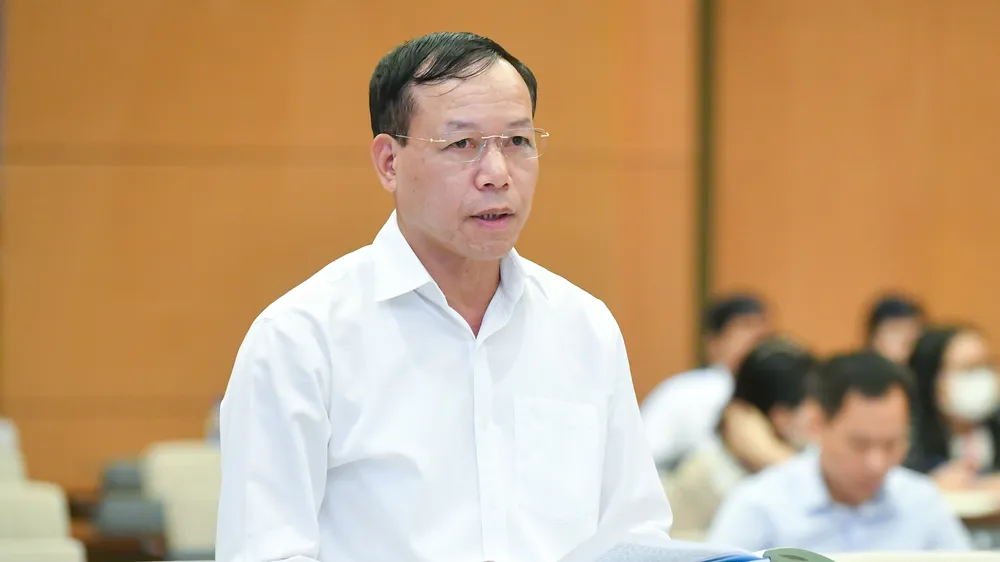 Phó Chánh án Thường trực Tòa án nhân dân tối cao Nguyễn Trí Tuệ trình bày Tờ trình tại phiên họp