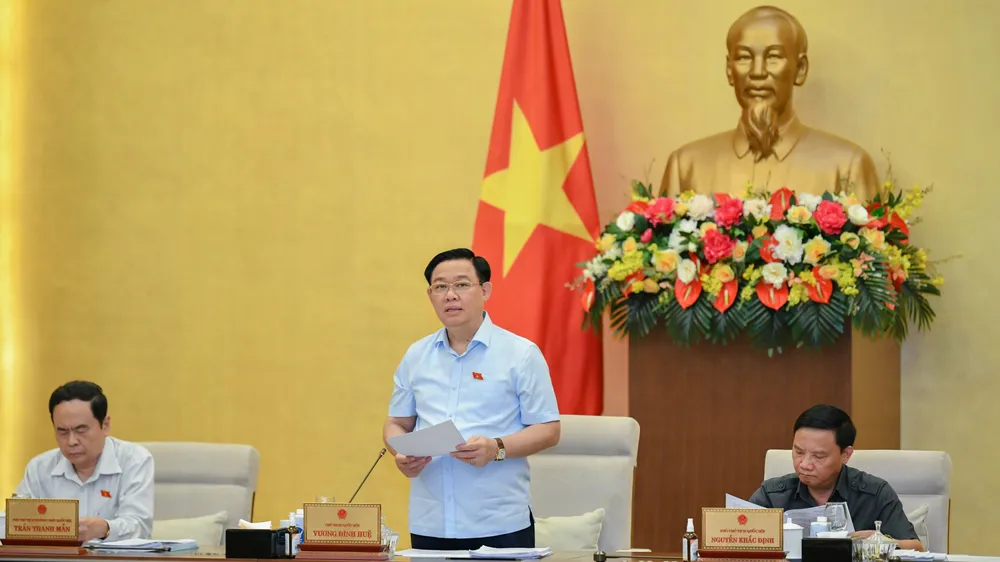 Chủ tịch Quốc hội Vương Đình Huệ kết luận phiên họp. Ảnh: VIẾT CHUNG