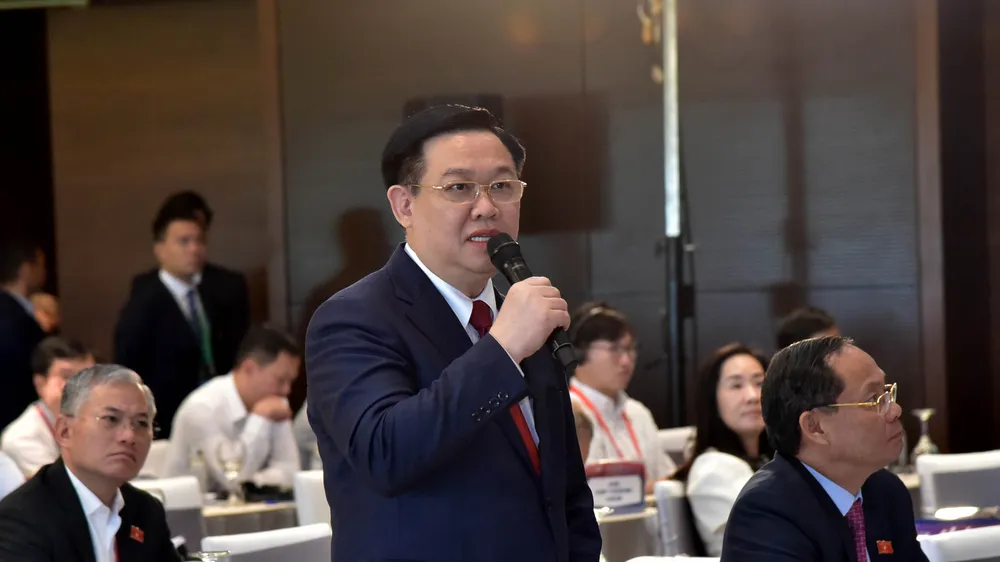Chủ tịch Quốc hội Vương Đình Huệ tranh luận với chuyên gia Jonathan Pincus. Ảnh: VIẾT CHUNG