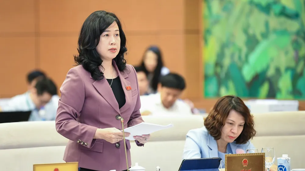 Quyền Bộ trưởng Bộ Y tế Đào Hồng Lan trình bày báo cáo tại phiên họp ​