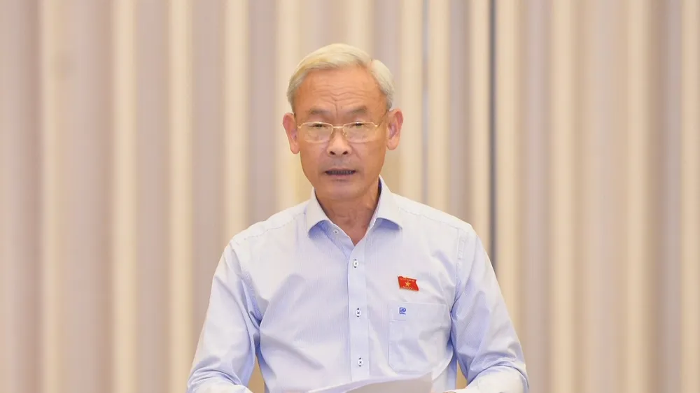 Chủ nhiệm Ủy ban Tài chính - Ngân sách Nguyễn Phú Cường báo cáo thẩm tra tại phiên họp. Ảnh: VIẾT CHUNG