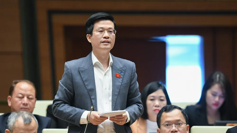 ĐB Đỗ Chí Nghĩa, Ủy viên Thường trực Ủy ban Văn hóa - Giáo dục phát biểu tại hội trường kỳ họp Quốc hội, sáng 7-1. Ảnh: QUANG PHÚC