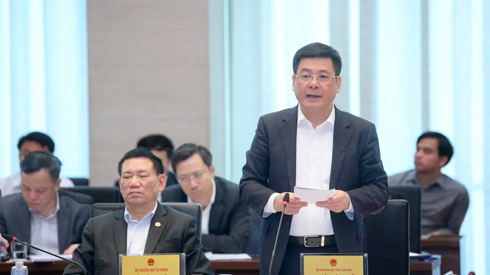 Bộ trưởng Bộ Công thương Nguyễn Hồng Diên giải trình tại phiên họp