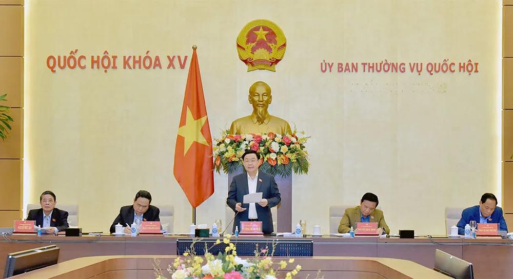 Chủ tịch Quốc hội Vương Đình Huệ điều hành phiên họp